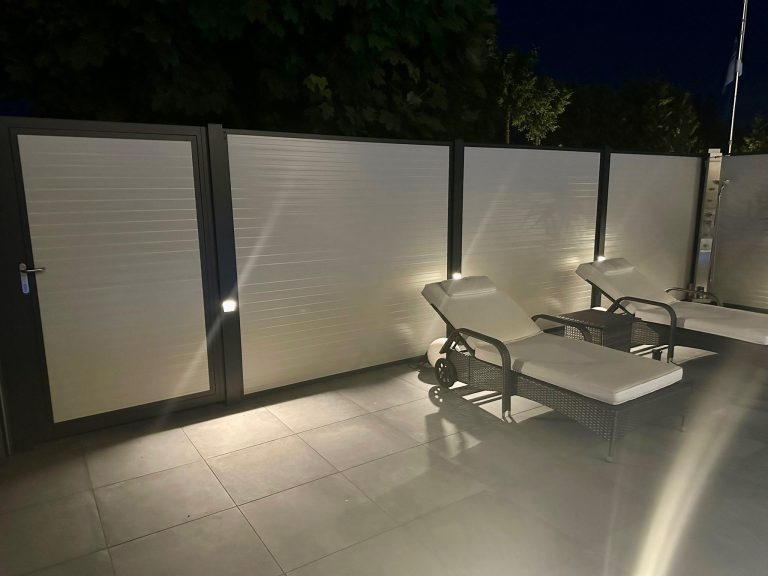 exklusiver-sichtschutzzaun-anthrazit-wartungsfrei