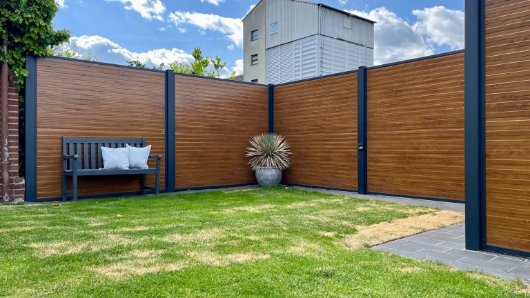 sichtschutzzaun-holzoptik-eiche-laermdaemmend